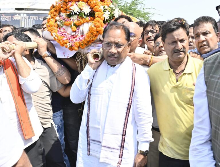 आतंकवादी हमले में शहीद हुए श्री दिनेश मिरानिया को अंतिम विदाई: मुख्यमंत्री साय ने दी श्रद्धांजलि